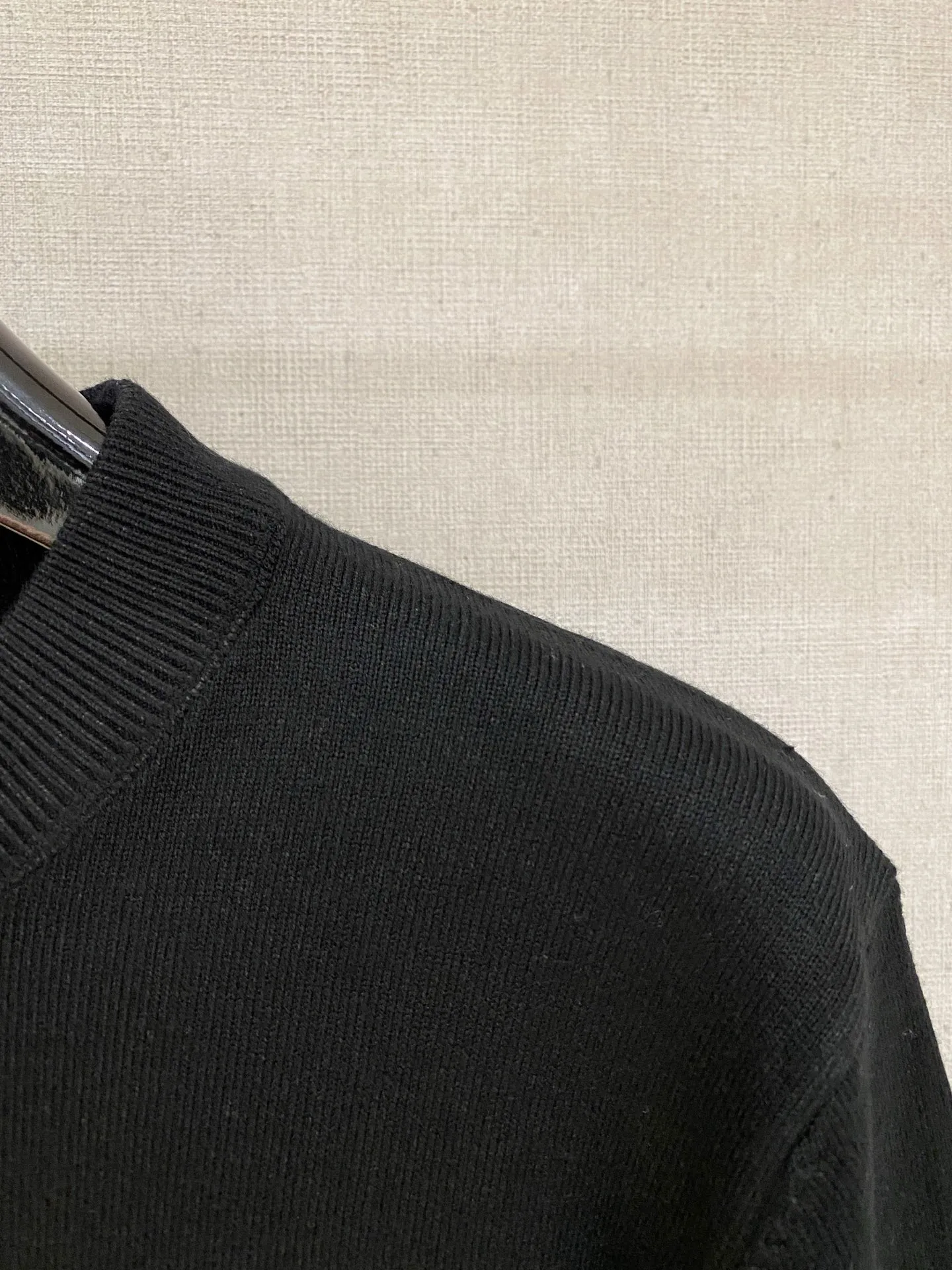 , LP Exquisite logo crew neck sweater Premium wool blended sweater Men's and women's Premium customized products Series Affiliated to the brand's Premium main line Patented top yarn blending Interprets conventional styles with innovation. The configuration of the fabric is subversive. The details are remarkable. The most anticipated sweater in autumn and winter. Full sense of luxury. The brand is designated by Zhejiang and factory is flowed out. Super cost-effective. The quality of Meri wool yarn is excellent. It feels super soft, delicate, soft, non-pilling and does not deform. It is available at all major counters at the same time. It is a must-have product every year. The product seems simple, the workmanship is extremely complicated, and the upper body is not picky. The upper body is extremely skin-friendly and comfortable. It can be worn close to the body with an outer jacket or alone (three standards are complete). Color: Black White Sizes: M L XL 2XL 3XL